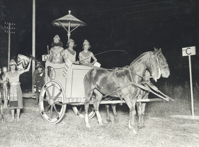 99895 Afbeelding van groep C (Gezant van Ninoer) in de nachtelijke maskeradeoptocht met als thema Ichnaton, ter ...